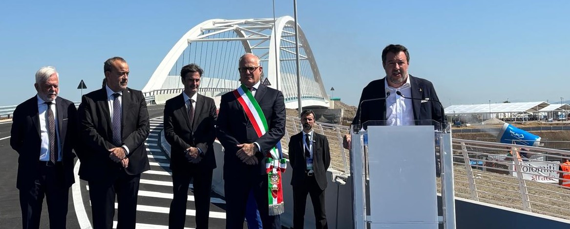 Salvini inaugura il ponte di Tor Vergata: “I ponti uniscono, ma in Italia si fa opposizione perfino su questo ” – VIDEO