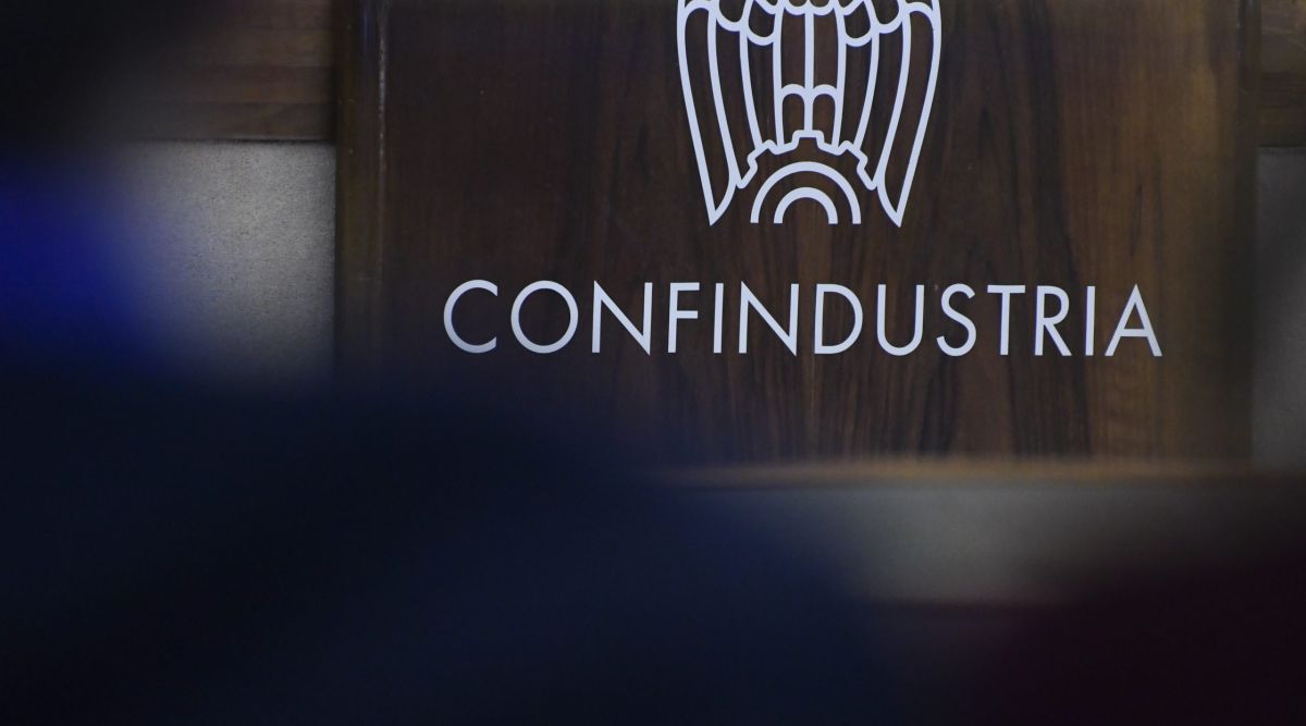 Confindustria: i rincari energetici e la guerra in Medio Oriente frenano l’Italia