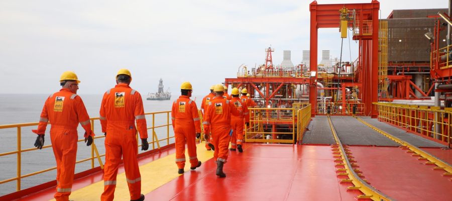 Eni avvia estrazione gas Quiluma Angola: 330 milioni di piedi cubi al giorno entro 2026 per GNL e industria locale