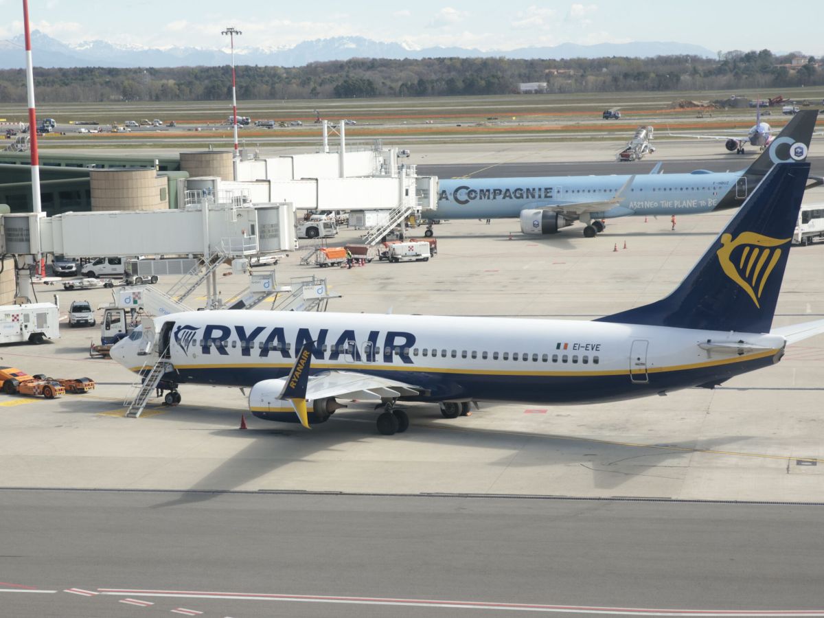 Cherosene razionato, ora sono sette gli aeroporti in difficoltà: estate a rischio