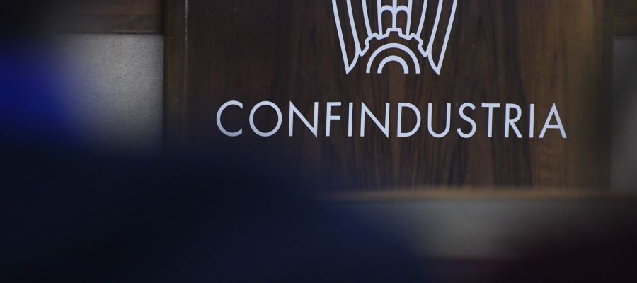 Confindustria: i rincari energetici e la guerra in Medio Oriente frenano l’Italia