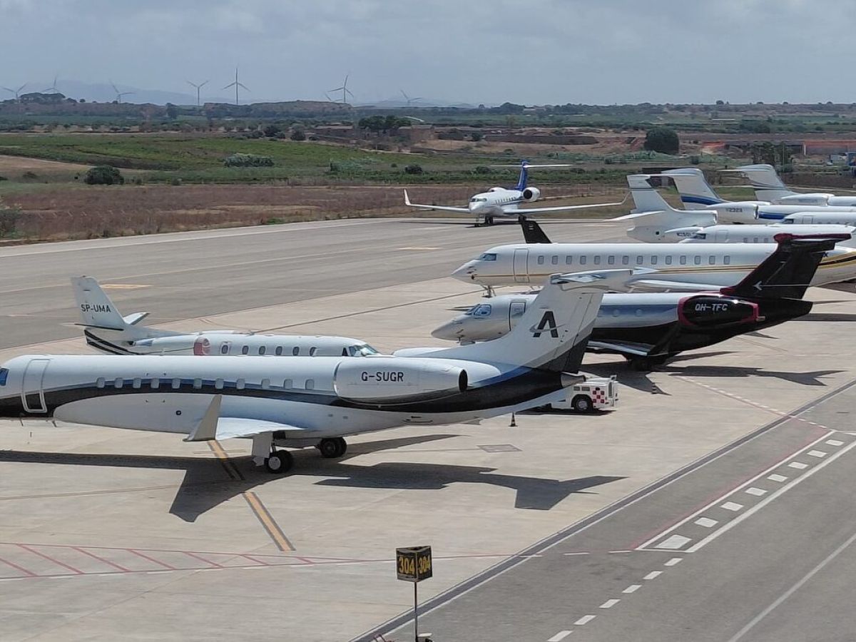 Crisi energetica: carburante razionato in quattro aeroporti, l’Italia cerca alleati nel Golfo