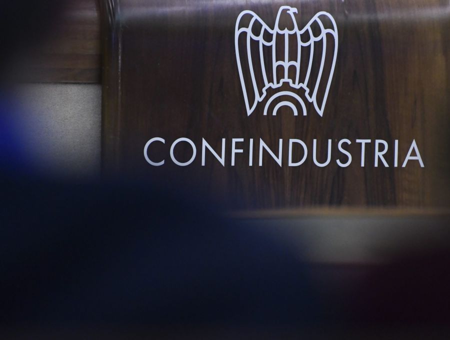 Confindustria: i rincari energetici e la guerra in Medio Oriente frenano l’Italia
