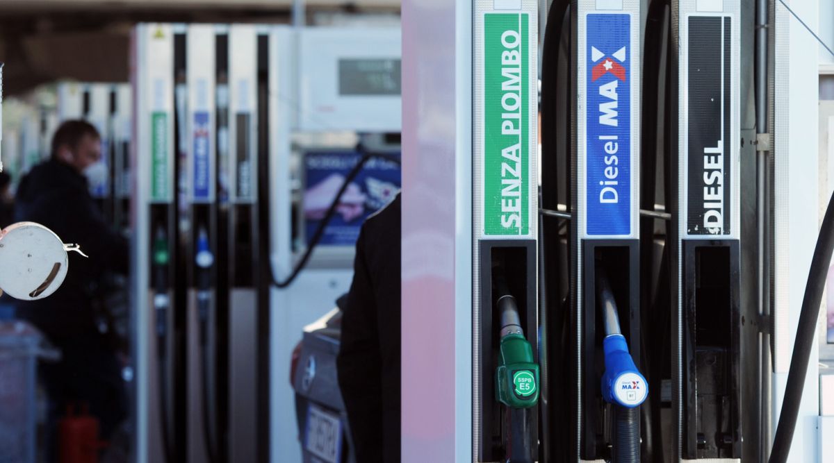 Accise addio, da oggi benzina e diesel costano di più. E Meloni pensa alla legge di bilancio