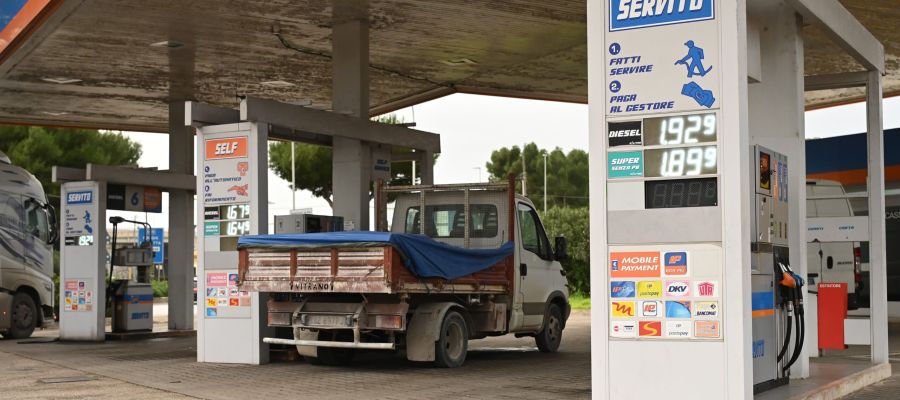 Carburanti e bollette: il governo corre ai ripari tra accise prorogate e gas alle stelle