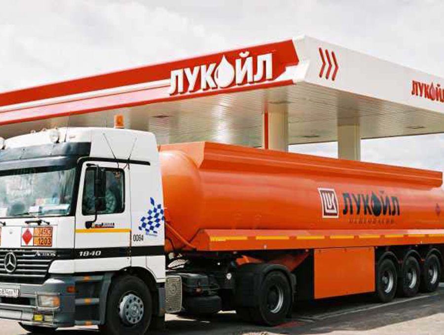 Il carburante mette al tappeto Mosca, che rilancia con la flotta ombra