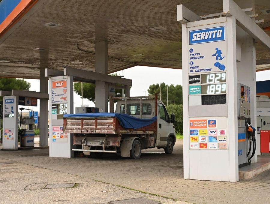 Carburanti e bollette: il governo corre ai ripari tra accise prorogate e gas alle stelle