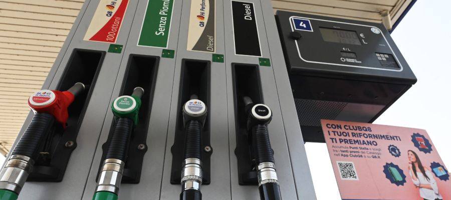 Carburanti in calo e bollette in salita, il doppio volto della crisi energetica